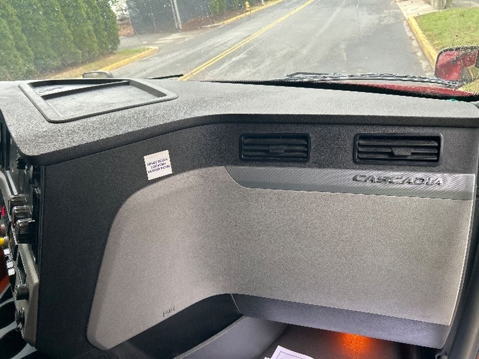 Sleeper Tractor-Heavy Duty Tractors-Freightliner-2019-T12664ST-Reading-PA-601,265\n\t\tmiles-$ 47,500 - Image 14