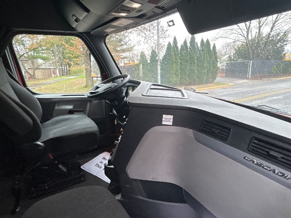 Sleeper Tractor-Heavy Duty Tractors-Freightliner-2019-T12664ST-Reading-PA-601,265\n\t\tmiles-$ 47,500 - Image 15