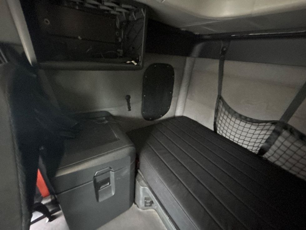 Sleeper Tractor-Heavy Duty Tractors-Freightliner-2019-T12664ST-Reading-PA-601,265\n\t\tmiles-$ 47,500 - Image 19