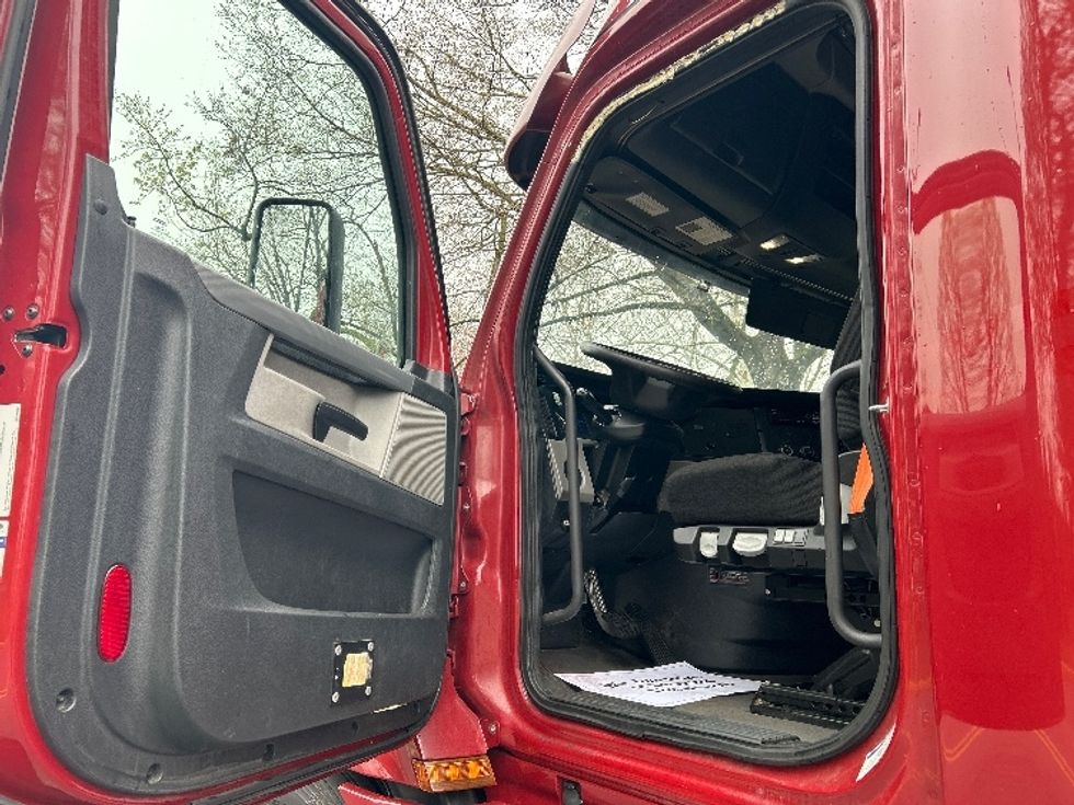 Sleeper Tractor-Heavy Duty Tractors-Freightliner-2019-T12664ST-Reading-PA-601,265\n\t\tmiles-$ 47,500 - Image 9