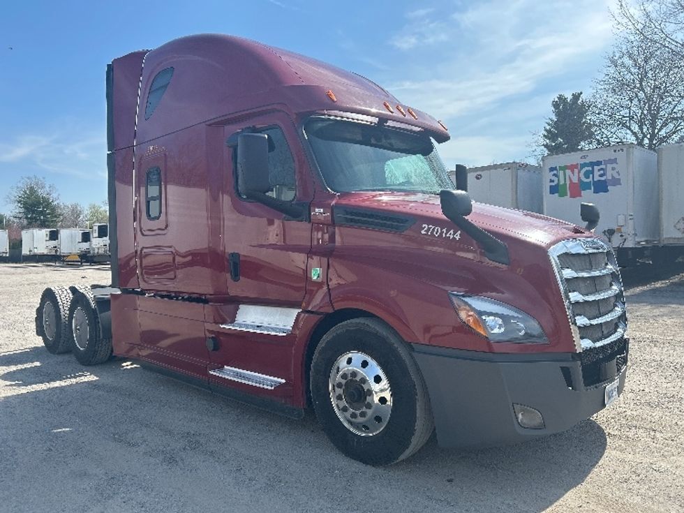 Sleeper Tractor-Heavy Duty Tractors-Freightliner-2019-T12664ST-Reading-PA-607,214\n\t\tmiles-$ 47,250 - Image 1