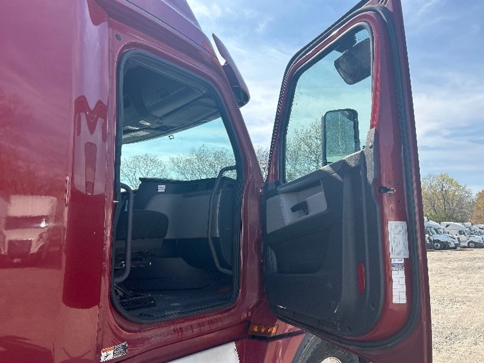 Sleeper Tractor-Heavy Duty Tractors-Freightliner-2019-T12664ST-Reading-PA-607,214\n\t\tmiles-$ 47,250 - Image 13