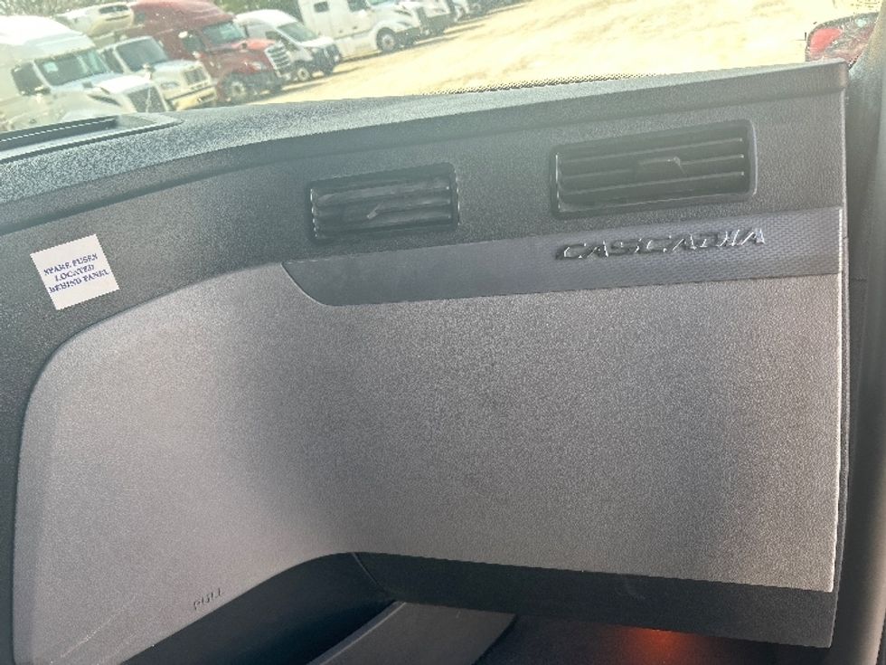 Sleeper Tractor-Heavy Duty Tractors-Freightliner-2019-T12664ST-Reading-PA-607,214\n\t\tmiles-$ 47,250 - Image 14