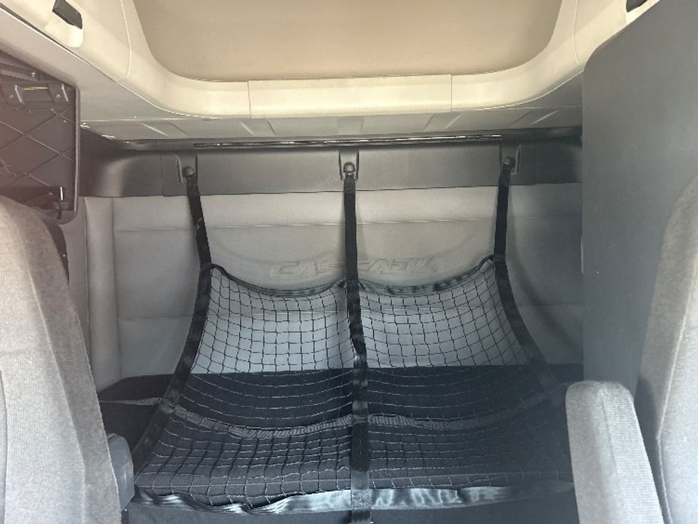 Sleeper Tractor-Heavy Duty Tractors-Freightliner-2019-T12664ST-Reading-PA-607,214\n\t\tmiles-$ 47,250 - Image 16