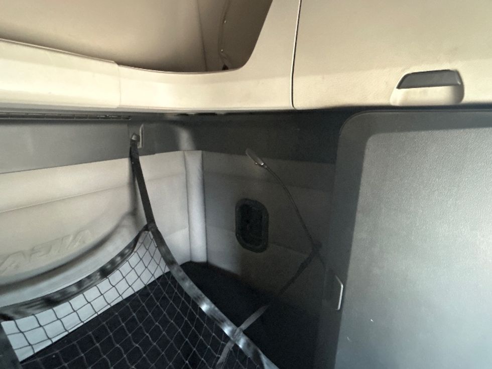 Sleeper Tractor-Heavy Duty Tractors-Freightliner-2019-T12664ST-Reading-PA-607,214\n\t\tmiles-$ 47,250 - Image 18