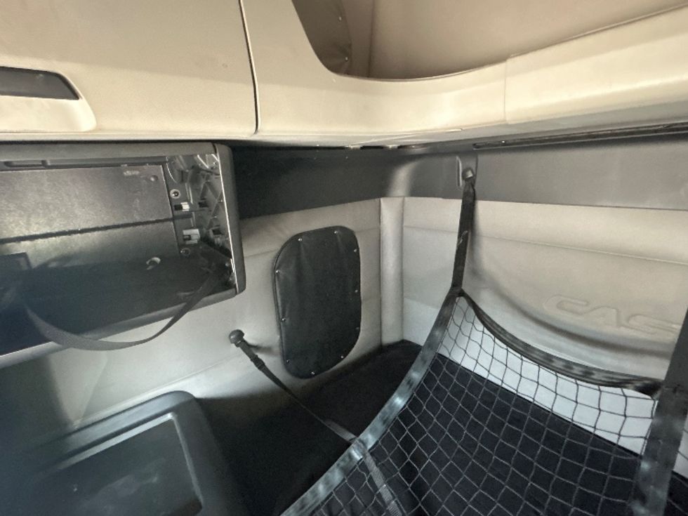 Sleeper Tractor-Heavy Duty Tractors-Freightliner-2019-T12664ST-Reading-PA-607,214\n\t\tmiles-$ 47,250 - Image 19