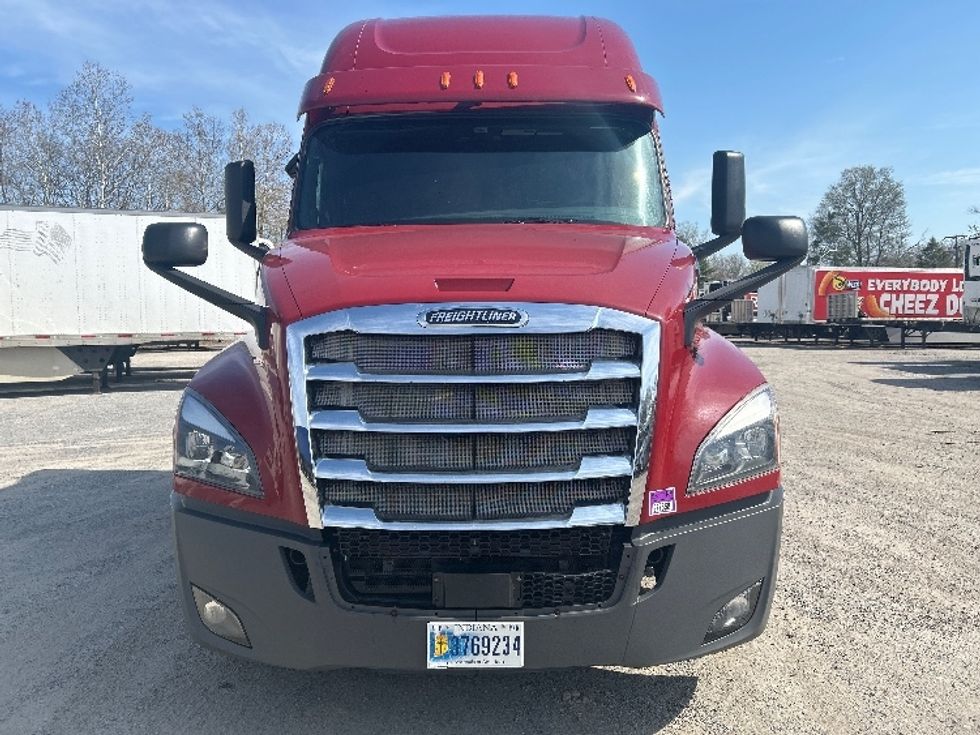 Sleeper Tractor-Heavy Duty Tractors-Freightliner-2019-T12664ST-Reading-PA-607,214\n\t\tmiles-$ 47,250 - Image 2