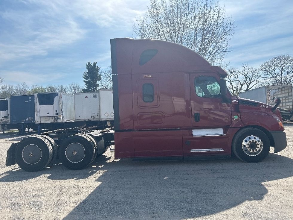 Sleeper Tractor-Heavy Duty Tractors-Freightliner-2019-T12664ST-Reading-PA-607,214\n\t\tmiles-$ 47,250 - Image 8