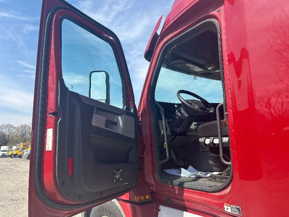 Sleeper Tractor-Heavy Duty Tractors-Freightliner-2019-T12664ST-Reading-PA-607,214\n\t\tmiles-$ 47,250 - Image 9