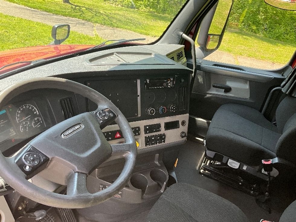 Sleeper Tractor-Heavy Duty Tractors-Freightliner-2019-T12664ST-Reading-PA-619,938\n\t\tmiles-$ 48,750 - Image 10