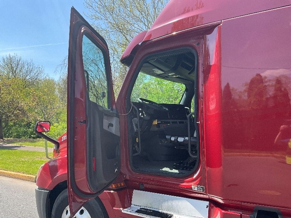 Sleeper Tractor-Heavy Duty Tractors-Freightliner-2019-T12664ST-Reading-PA-619,938\n\t\tmiles-$ 48,750 - Image 9