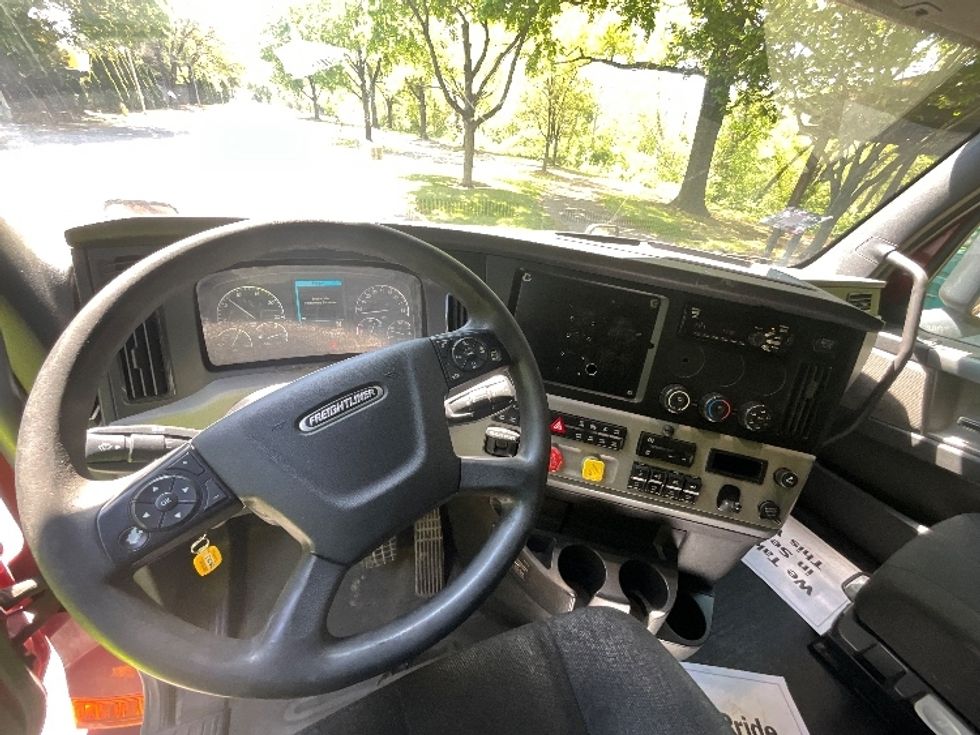 Sleeper Tractor-Heavy Duty Tractors-Freightliner-2019-T12664ST-Reading-PA-634,217\n\t\tmiles-$ 48,000 - Image 11