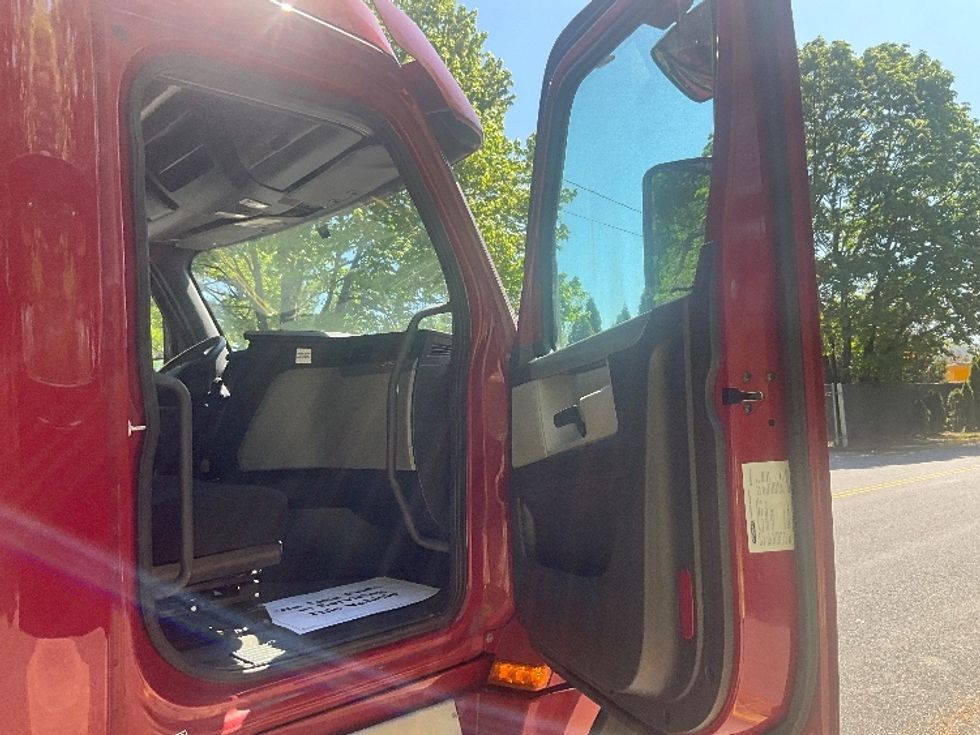 Sleeper Tractor-Heavy Duty Tractors-Freightliner-2019-T12664ST-Reading-PA-634,217\n\t\tmiles-$ 48,000 - Image 13