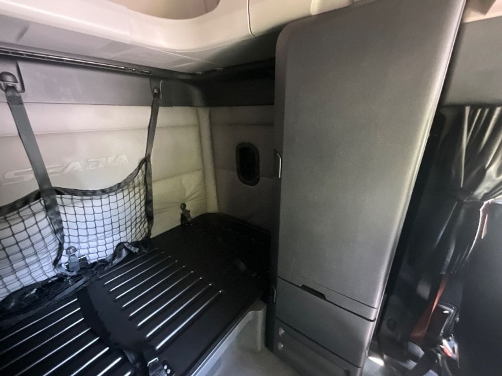 Sleeper Tractor-Heavy Duty Tractors-Freightliner-2019-T12664ST-Reading-PA-634,217\n\t\tmiles-$ 48,000 - Image 18