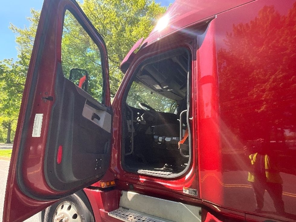 Sleeper Tractor-Heavy Duty Tractors-Freightliner-2019-T12664ST-Reading-PA-634,217\n\t\tmiles-$ 48,000 - Image 9