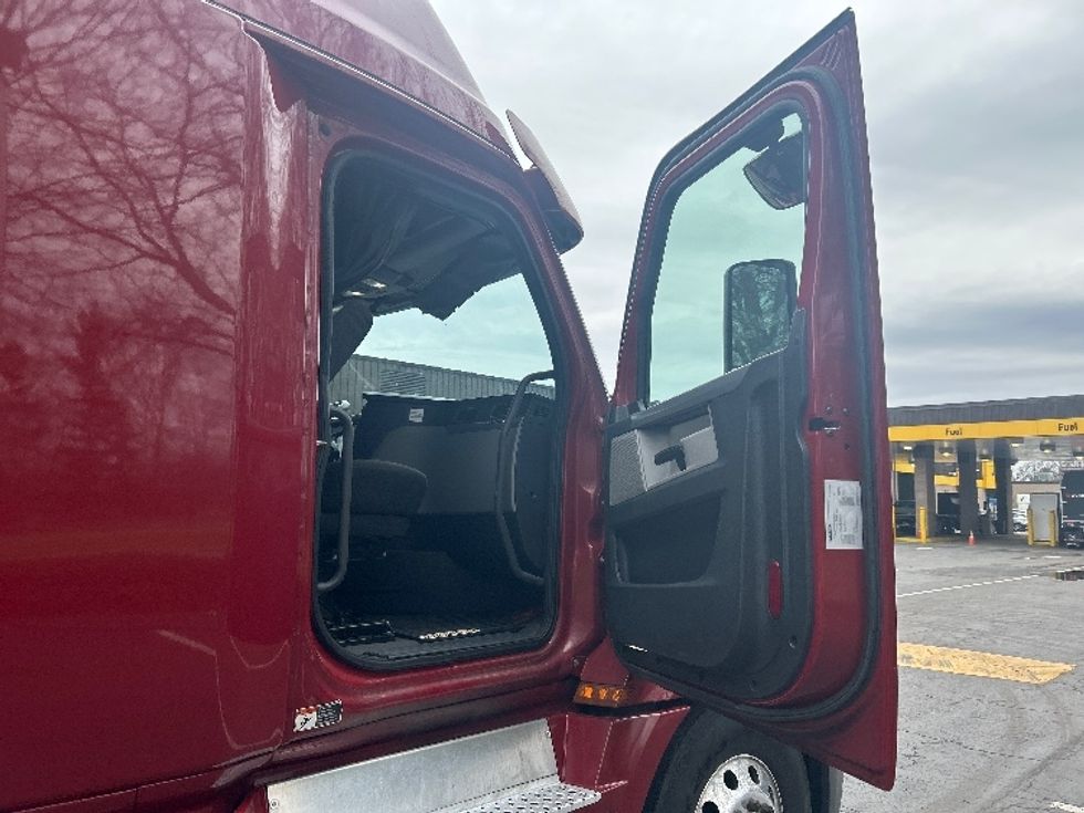 Sleeper Tractor-Heavy Duty Tractors-Freightliner-2019-T12664ST-Reading-PA-636,975\n\t\tmiles-$ 44,750 - Image 13