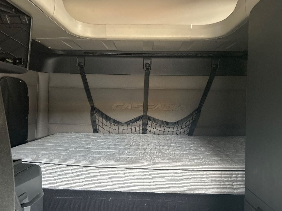 Sleeper Tractor-Heavy Duty Tractors-Freightliner-2019-T12664ST-Reading-PA-636,975\n\t\tmiles-$ 44,750 - Image 16