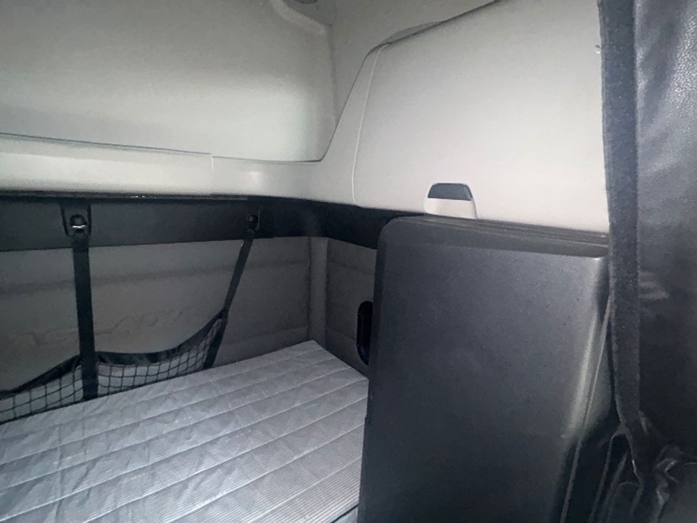 Sleeper Tractor-Heavy Duty Tractors-Freightliner-2019-T12664ST-Reading-PA-636,975\n\t\tmiles-$ 44,750 - Image 18