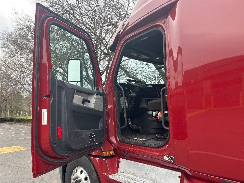 Sleeper Tractor-Heavy Duty Tractors-Freightliner-2019-T12664ST-Reading-PA-636,975\n\t\tmiles-$ 44,750 - Image 9