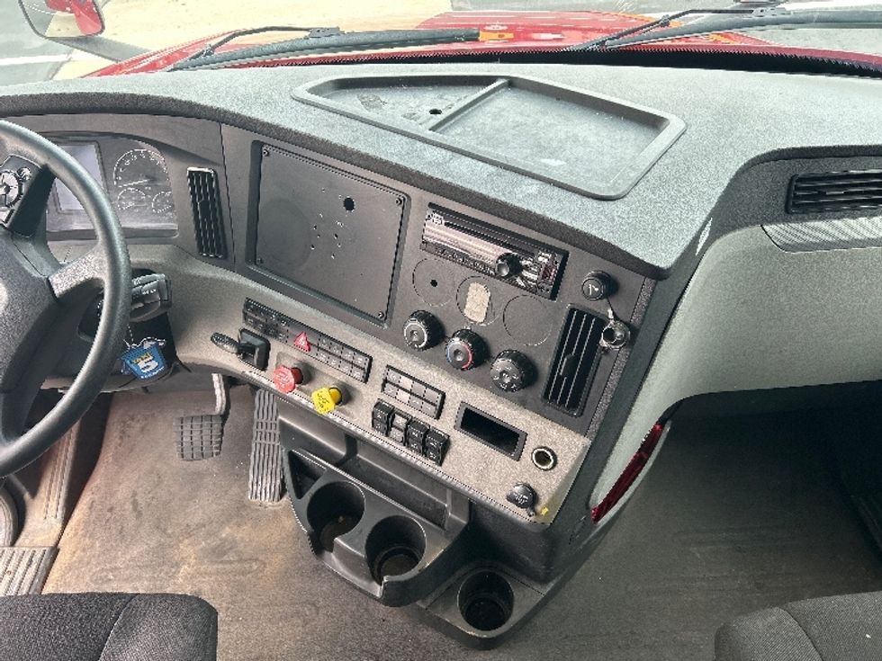 Sleeper Tractor-Heavy Duty Tractors-Freightliner-2019-T12664ST-Reading-PA-639,000\n\t\tmiles-$ 44,500 - Image 12