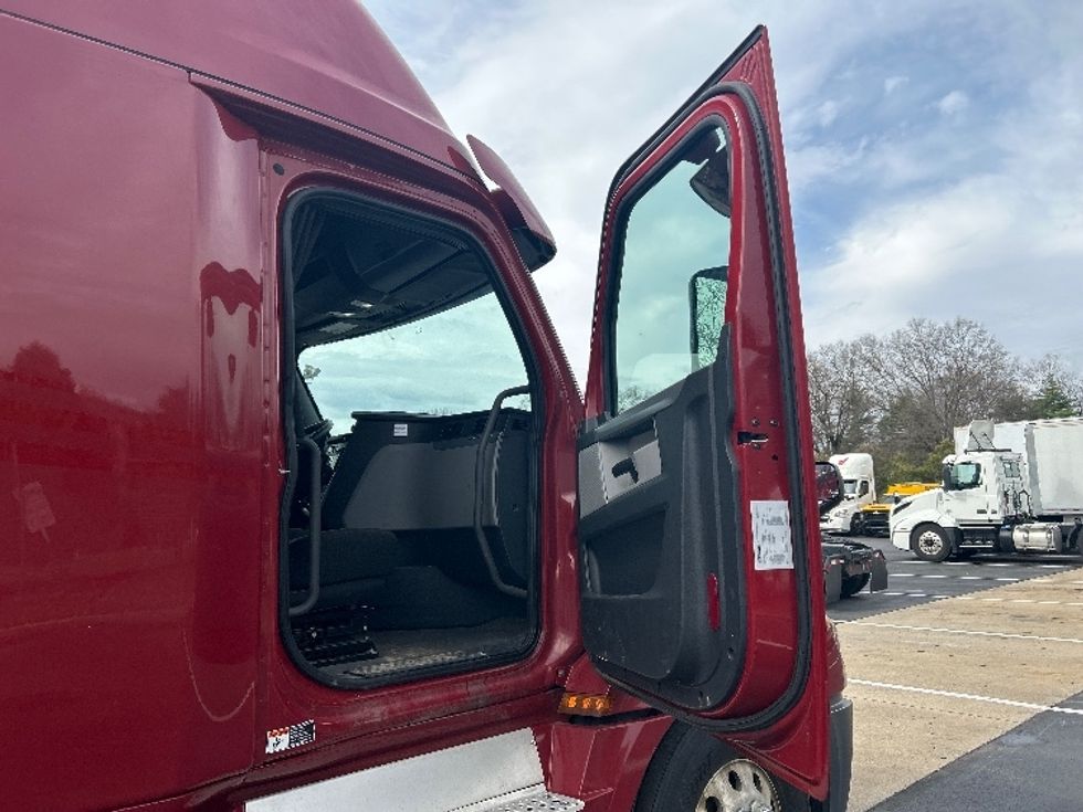 Sleeper Tractor-Heavy Duty Tractors-Freightliner-2019-T12664ST-Reading-PA-639,000\n\t\tmiles-$ 44,500 - Image 13
