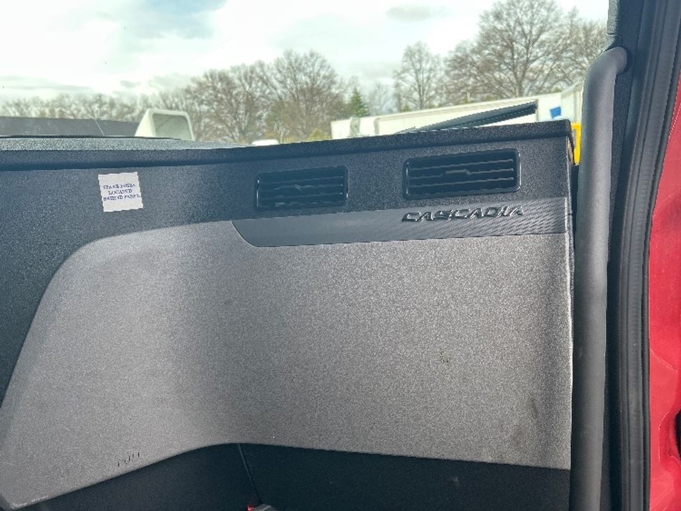 Sleeper Tractor-Heavy Duty Tractors-Freightliner-2019-T12664ST-Reading-PA-639,000\n\t\tmiles-$ 44,500 - Image 14