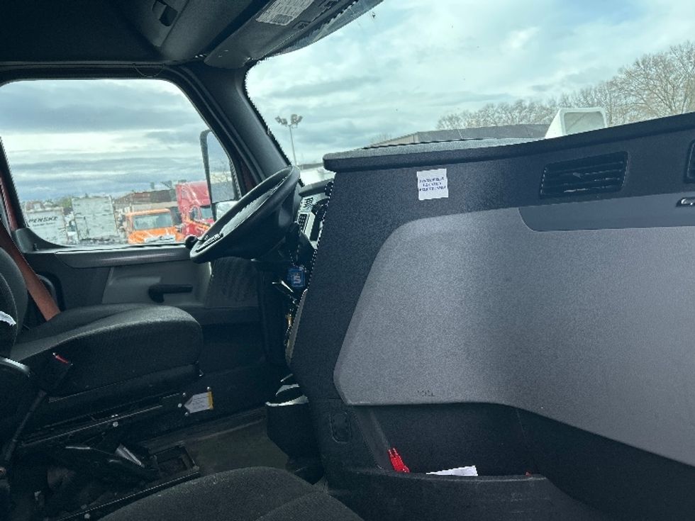 Sleeper Tractor-Heavy Duty Tractors-Freightliner-2019-T12664ST-Reading-PA-639,000\n\t\tmiles-$ 44,500 - Image 15