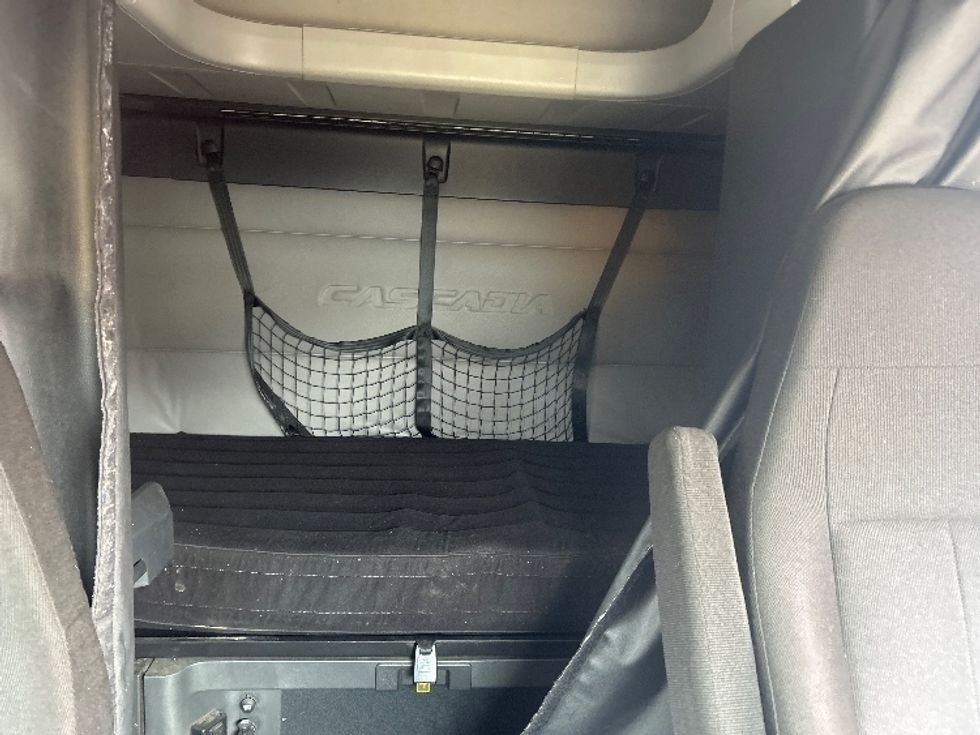 Sleeper Tractor-Heavy Duty Tractors-Freightliner-2019-T12664ST-Reading-PA-639,000\n\t\tmiles-$ 44,500 - Image 16