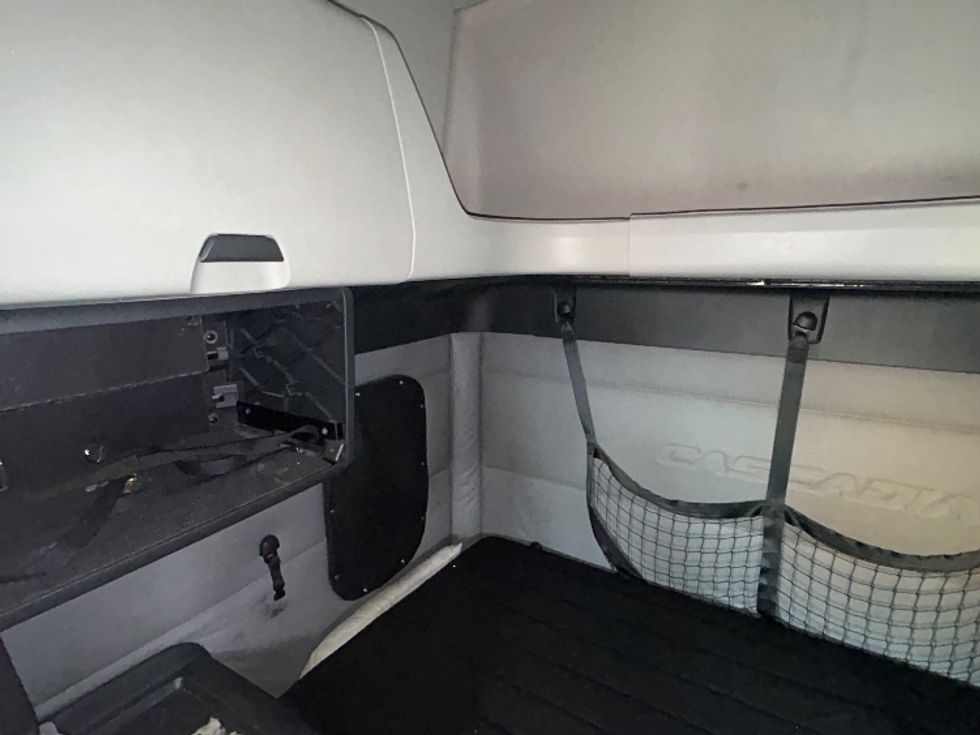 Sleeper Tractor-Heavy Duty Tractors-Freightliner-2019-T12664ST-Reading-PA-639,000\n\t\tmiles-$ 44,500 - Image 19