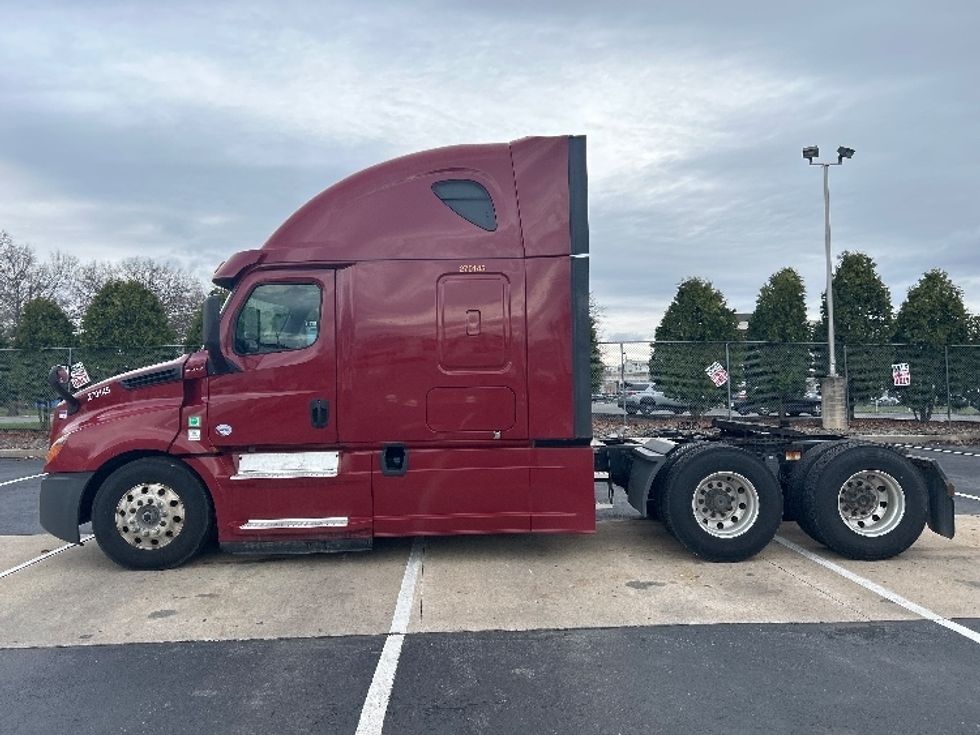 Sleeper Tractor-Heavy Duty Tractors-Freightliner-2019-T12664ST-Reading-PA-639,000\n\t\tmiles-$ 44,500 - Image 4