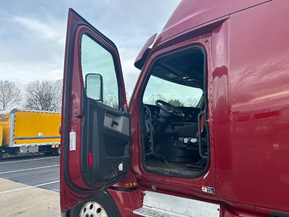 Sleeper Tractor-Heavy Duty Tractors-Freightliner-2019-T12664ST-Reading-PA-639,000\n\t\tmiles-$ 44,500 - Image 9