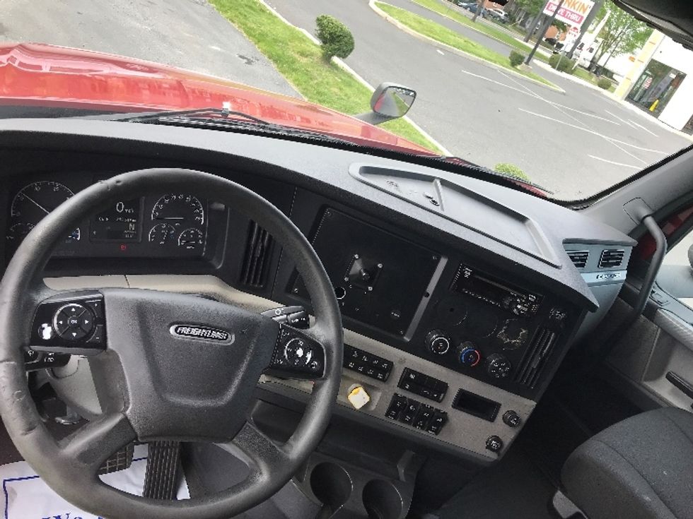 Sleeper Tractor-Heavy Duty Tractors-Freightliner-2019-T12664ST-Reading-PA-657,519\n\t\tmiles-$ 46,750 - Image 11