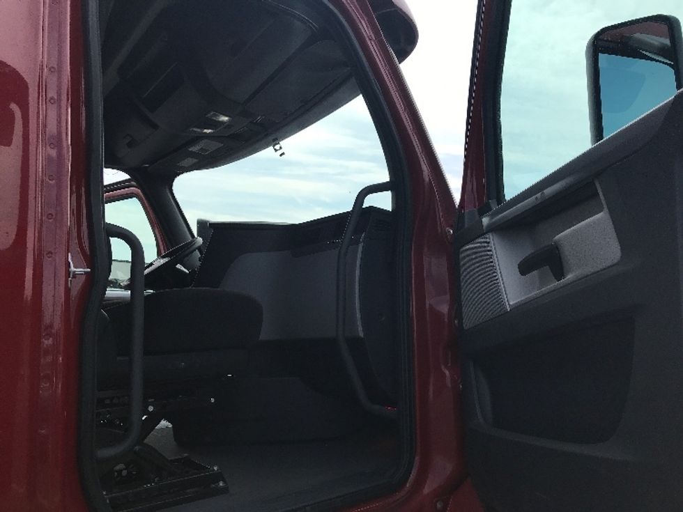 Sleeper Tractor-Heavy Duty Tractors-Freightliner-2019-T12664ST-Reading-PA-657,519\n\t\tmiles-$ 46,750 - Image 13