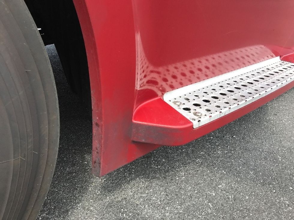 Sleeper Tractor-Heavy Duty Tractors-Freightliner-2019-T12664ST-Reading-PA-657,519\n\t\tmiles-$ 46,750 - Image 24
