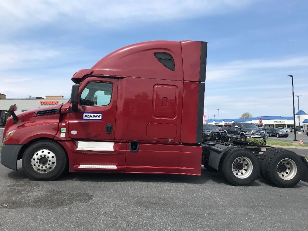 Sleeper Tractor-Heavy Duty Tractors-Freightliner-2019-T12664ST-Reading-PA-657,519\n\t\tmiles-$ 46,750 - Image 4
