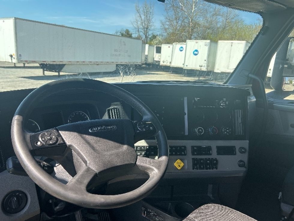 Sleeper Tractor-Heavy Duty Tractors-Freightliner-2019-T12664ST-Reading-PA-659,400\n\t\tmiles-$ 44,250 - Image 10