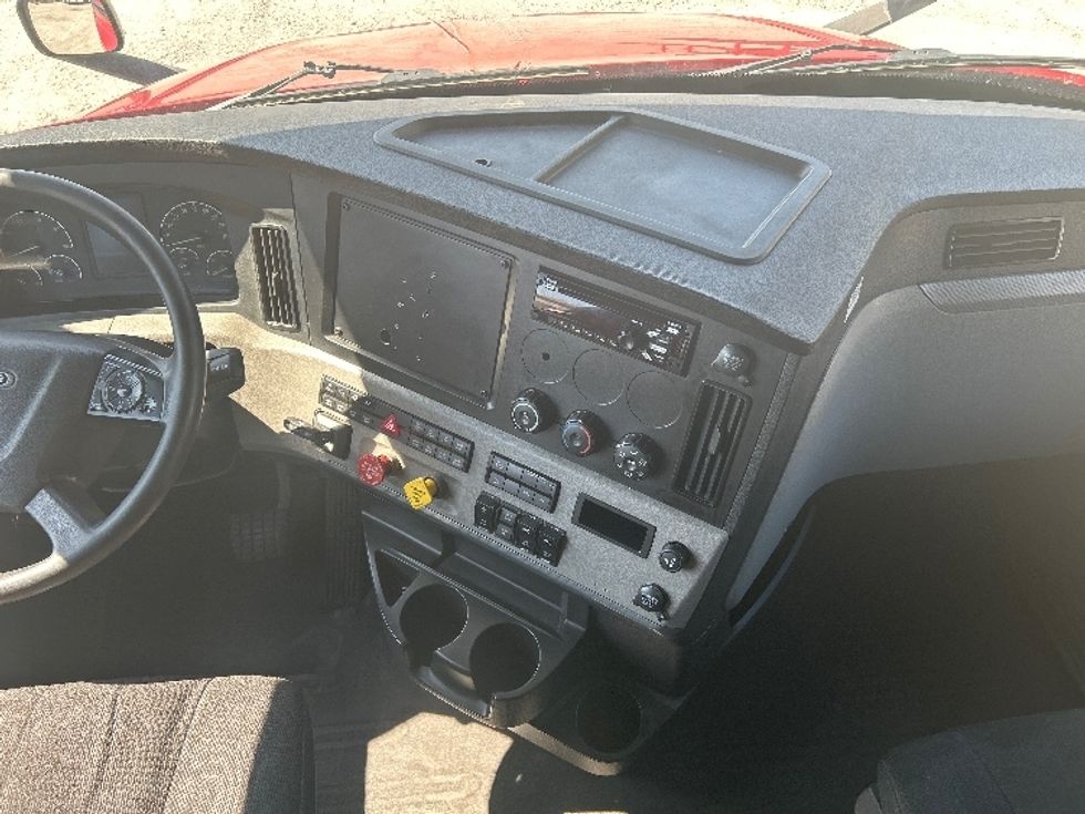 Sleeper Tractor-Heavy Duty Tractors-Freightliner-2019-T12664ST-Reading-PA-659,400\n\t\tmiles-$ 44,250 - Image 12