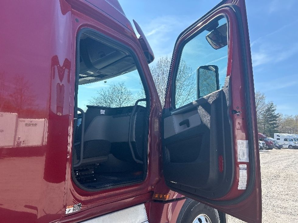 Sleeper Tractor-Heavy Duty Tractors-Freightliner-2019-T12664ST-Reading-PA-659,400\n\t\tmiles-$ 44,250 - Image 13