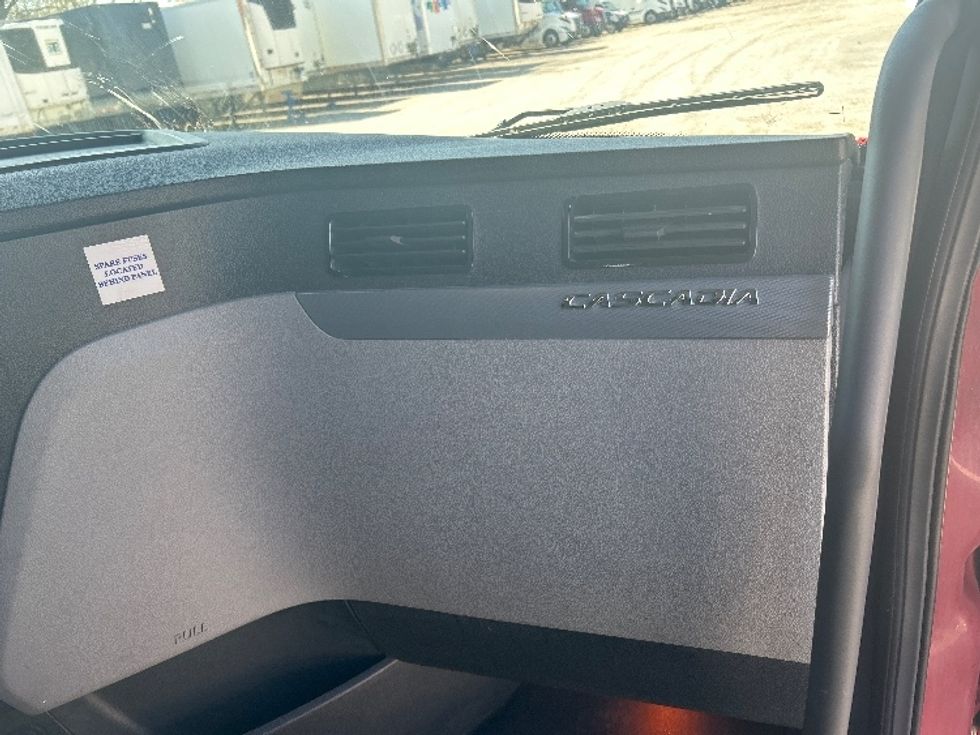 Sleeper Tractor-Heavy Duty Tractors-Freightliner-2019-T12664ST-Reading-PA-659,400\n\t\tmiles-$ 44,250 - Image 14