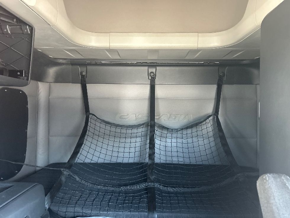 Sleeper Tractor-Heavy Duty Tractors-Freightliner-2019-T12664ST-Reading-PA-659,400\n\t\tmiles-$ 44,250 - Image 16