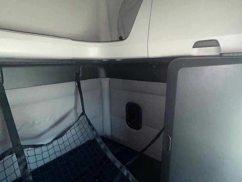 Sleeper Tractor-Heavy Duty Tractors-Freightliner-2019-T12664ST-Reading-PA-659,400\n\t\tmiles-$ 44,250 - Image 18