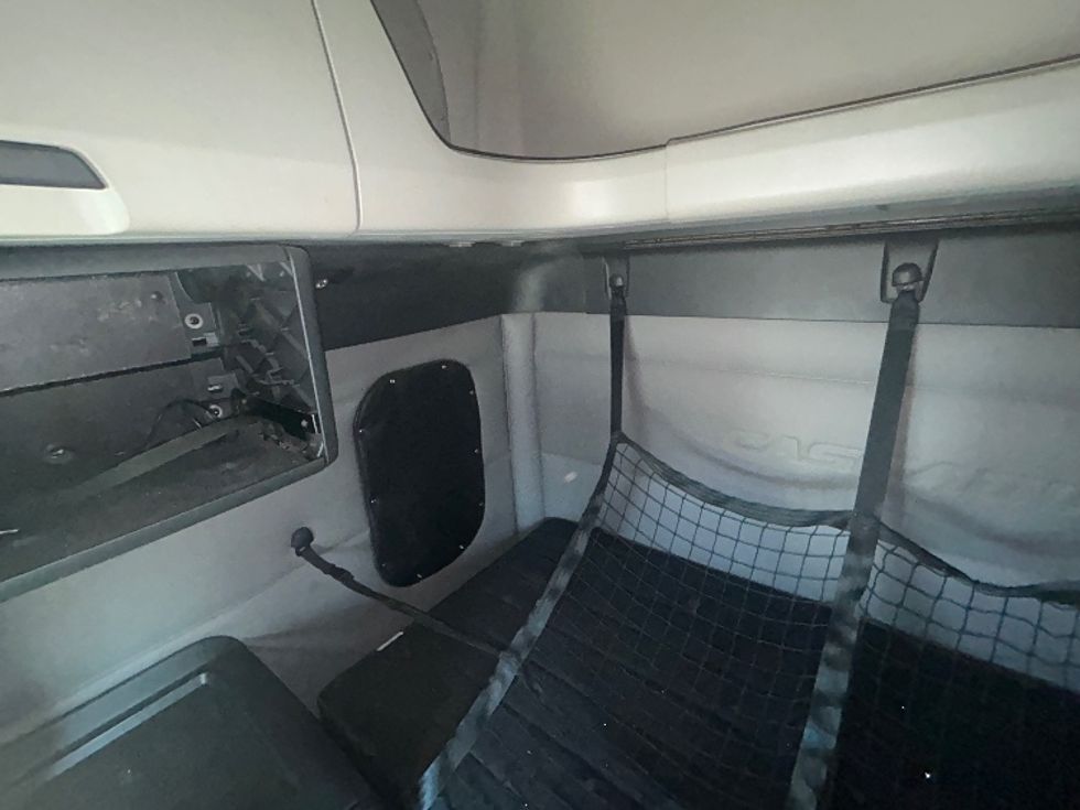 Sleeper Tractor-Heavy Duty Tractors-Freightliner-2019-T12664ST-Reading-PA-659,400\n\t\tmiles-$ 44,250 - Image 19