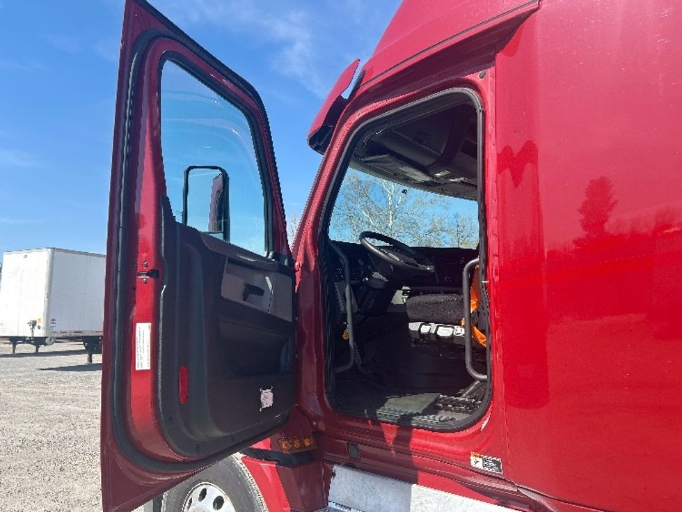 Sleeper Tractor-Heavy Duty Tractors-Freightliner-2019-T12664ST-Reading-PA-659,400\n\t\tmiles-$ 44,250 - Image 9