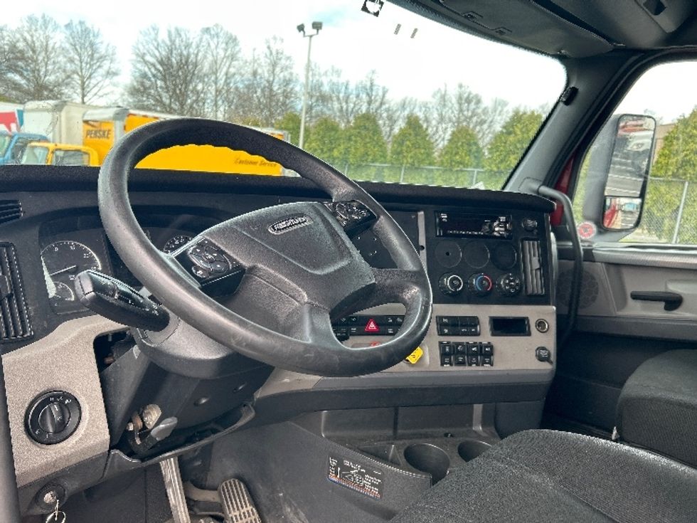 Sleeper Tractor-Heavy Duty Tractors-Freightliner-2019-T12664ST-Reading-PA-673,399\n\t\tmiles-$ 42,500 - Image 10