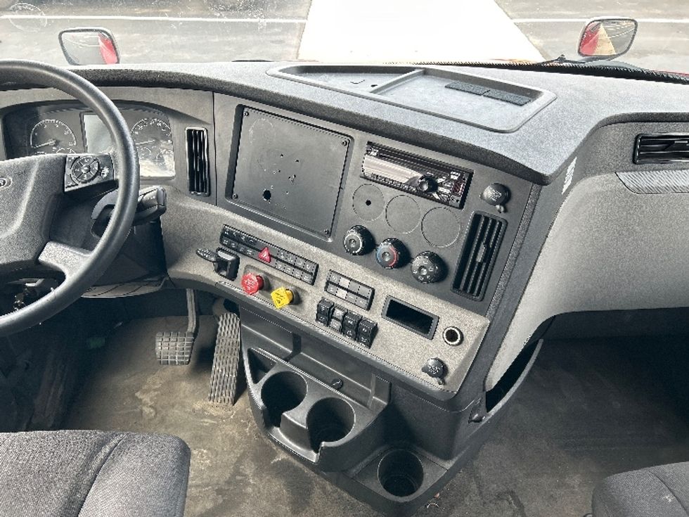 Sleeper Tractor-Heavy Duty Tractors-Freightliner-2019-T12664ST-Reading-PA-673,399\n\t\tmiles-$ 42,500 - Image 12