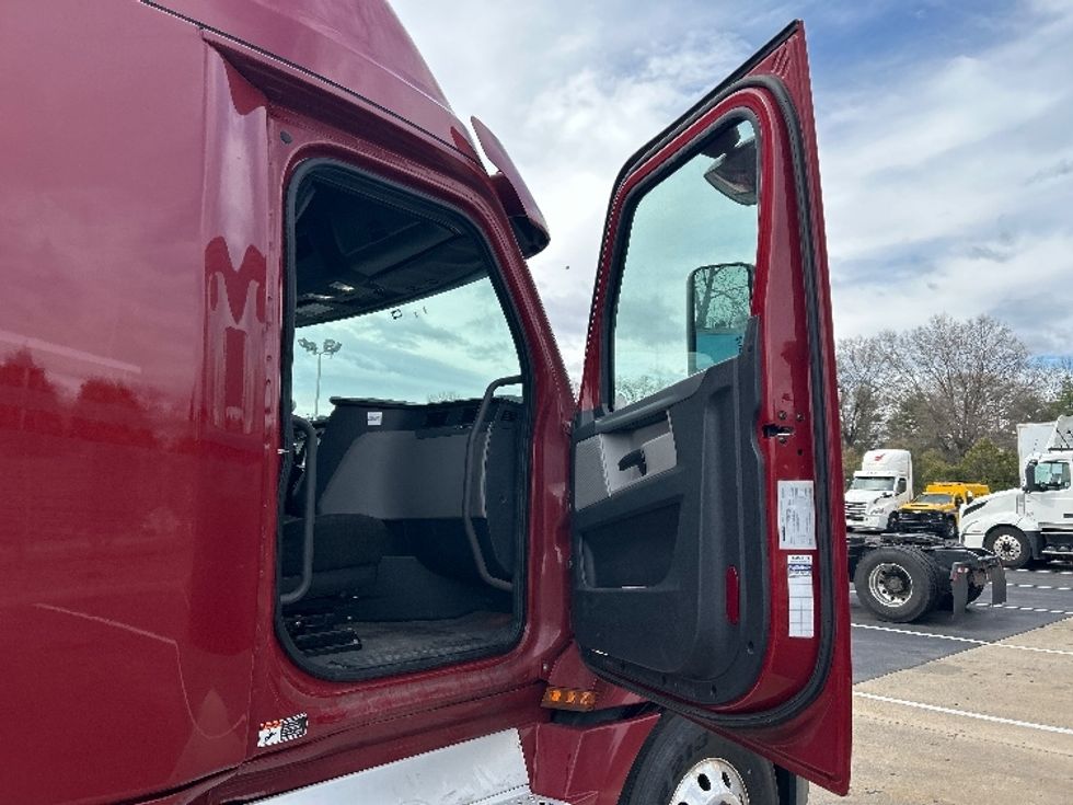 Sleeper Tractor-Heavy Duty Tractors-Freightliner-2019-T12664ST-Reading-PA-673,399\n\t\tmiles-$ 42,500 - Image 13