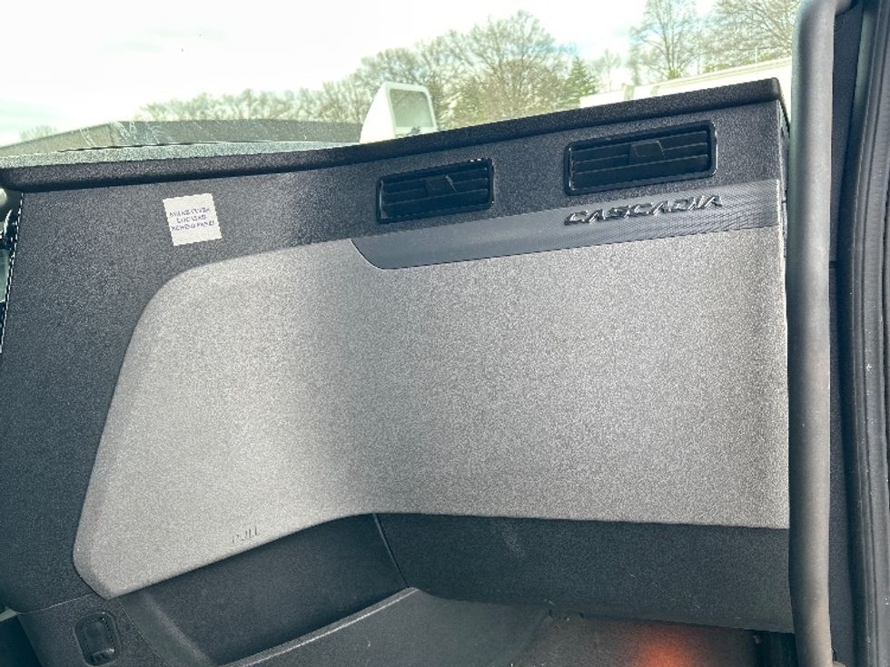 Sleeper Tractor-Heavy Duty Tractors-Freightliner-2019-T12664ST-Reading-PA-673,399\n\t\tmiles-$ 42,500 - Image 14