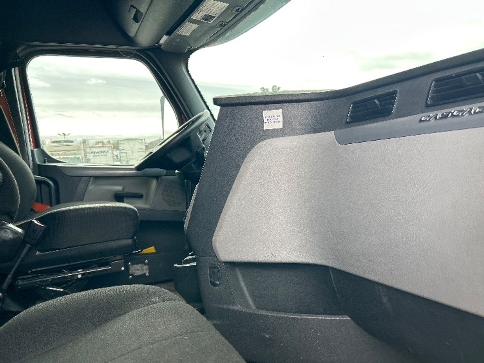 Sleeper Tractor-Heavy Duty Tractors-Freightliner-2019-T12664ST-Reading-PA-673,399\n\t\tmiles-$ 42,500 - Image 15