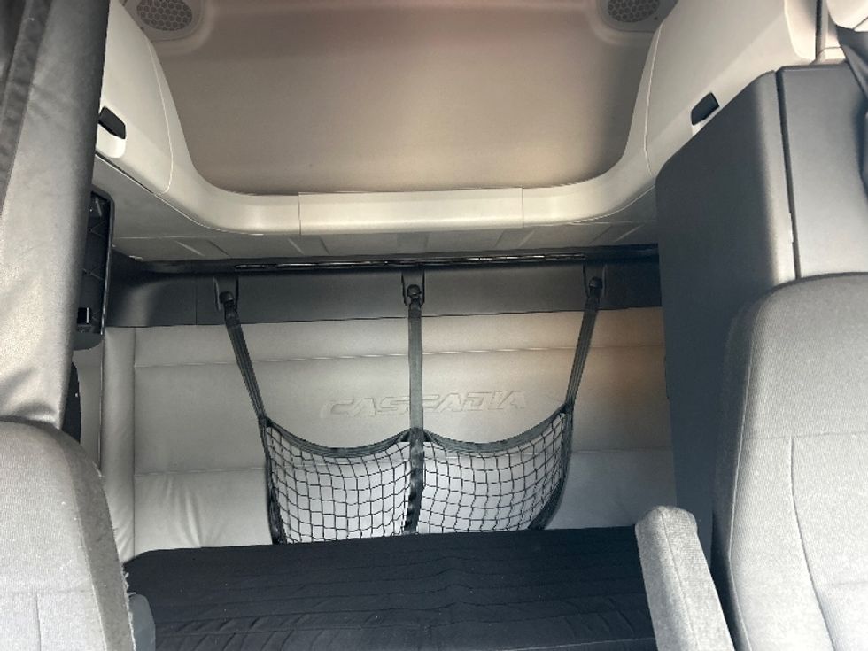 Sleeper Tractor-Heavy Duty Tractors-Freightliner-2019-T12664ST-Reading-PA-673,399\n\t\tmiles-$ 42,500 - Image 16