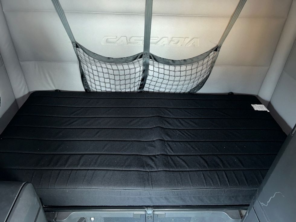 Sleeper Tractor-Heavy Duty Tractors-Freightliner-2019-T12664ST-Reading-PA-673,399\n\t\tmiles-$ 42,500 - Image 17